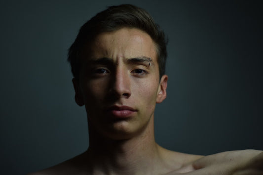 Männer Hautpflege Routine mit Gesichtscreme und Pflegeprodukten auf modernem Waschtisch