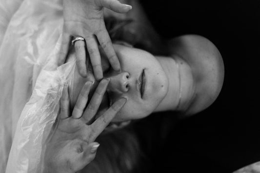 Frau mit empfindlicher Haut beim Auftragen von sanfter hypoallergener Gesichtscreme