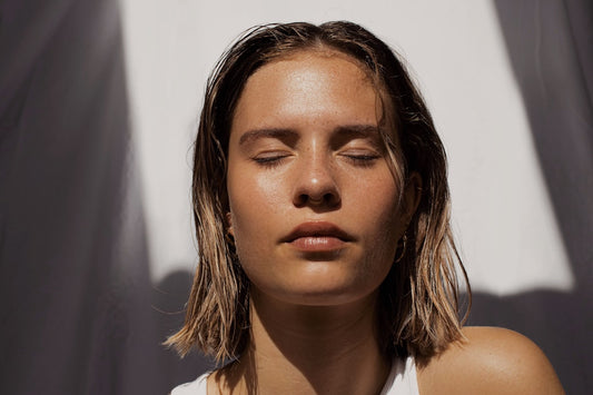 Luxuriöse Morgenroutine Skincare Produkte elegant auf Marmor arrangiert