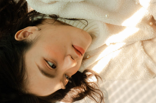 Elegante Morgenroutine Skincare Produkte für die perfekte Gesichtspflege Reihenfolge auf Marmor