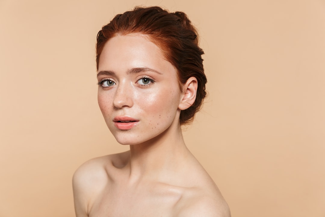 Luxuriöses Vitamin C Serum für strahlende Haut und gegen Pigmentflecken von Aloba Hautpflege